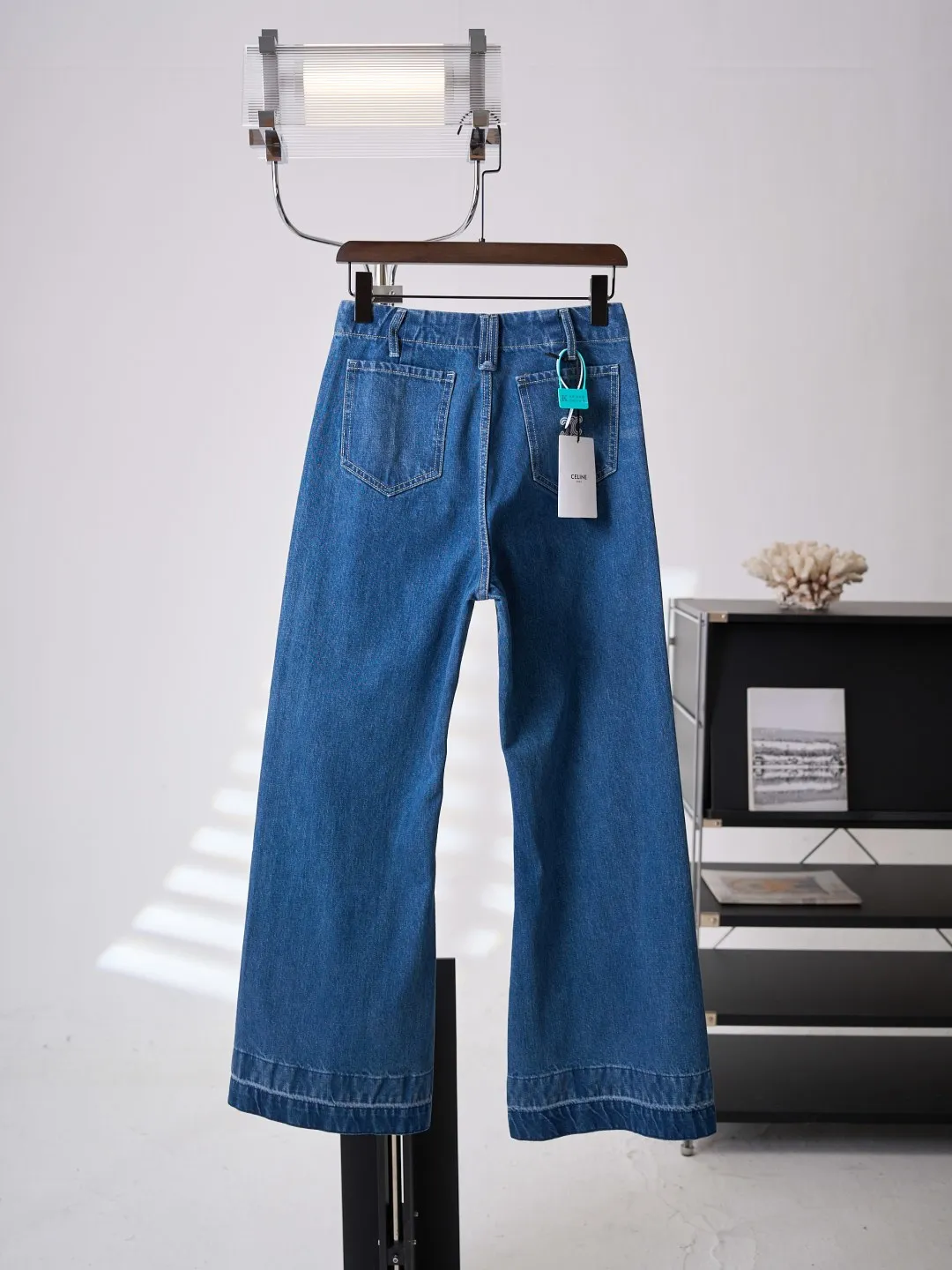 [Real auction] Celine/Celine Arc de Triomphe logo embroidered flared jeans (women's style) [In Stock] 30 31 32 Selected high-count cotton washed denim fabric, which has a warm and delicate touch, and is comfortable and close to the skin. Wearing a marine indigo base, natural water wash and smudged shades, warm Retro denim tones, and a relaxed and timeless Retro atmosphere. The large front patch pocket builds the Retro workwear heritage, and the back pocket is embellished with the White embroidered logo to create a visual ingenuity that is simple yet memorable. The neat mid-high waist and slightly flared trousers fit the waist and hips and spread out the pants smoothly, optimizing the leg lines, with just the right slight flare to create a slender and neat figure. Unlock a comfortable and elegant posture, allowing you to have unlimited dressing possibilities. 1. Imported machine embroidery technology uses advanced computer control systems and precision mechanical components to precisely create the iconic TRIOMPHE logo embroidery, with smooth and delicate lines and a full sense of sophistication. 2. Whole-strip denim scanning and spraying technology. The color of the entire jacket is partially faded through the washing process, and then put into the washing equipment for stripping, stone grinding and bleaching to show a uniform fading effect. The dye is sprayed on the entire denim fabric through a high-pressure pump to achieve the same color tone as the original. 3. Stone grinding for light fermentation➕stretching, bleaching and softening. The friction between the pumice stone and the clothes causes wear and fading effects on the surface of the denim. Through the combination of pulling and bleaching, the clothes are bleached while producing a certain texture and stretching effect, and a loose fit.